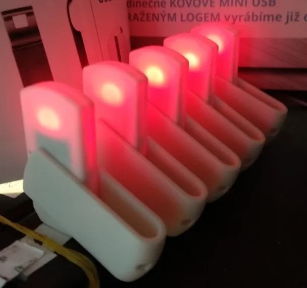 bílé flash disky se svítící LED, pro reklamní potisk