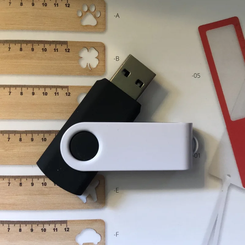 Flash disk s krytkou pro reklamní potisk - Obvykle skladem v ČR, 4GB i 8GB. Bíle lakovaná kovová krytka je ideální pro plno...