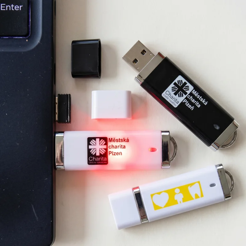Flash disk s potiskem, ukázka USB-CP11 - Flash disky s potiskem i bez je možno využít pro propagaci nebo třeba jako náhra...
