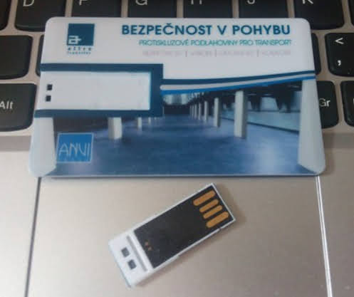 Plastová fleška ve tvaru kreditní karty