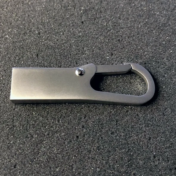 kovový reklamní flash disk s karabinkou, 8GB skladem v ČR - kompaktní flash disky pro gravírování loga laserem, karabinka pro snadné uchycen...