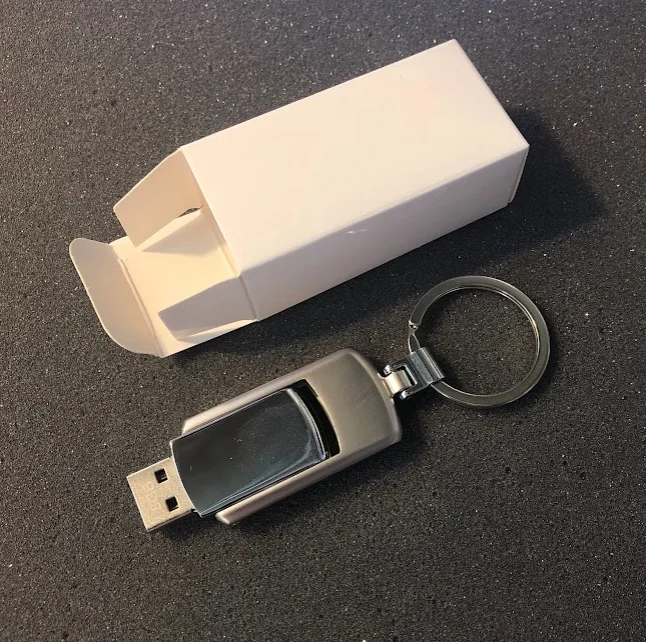 Kovový reklamní flash disk - V uzavřeném stavu je flashdisk otočený a USB zasunuto do krytky. Doporučujeme re...