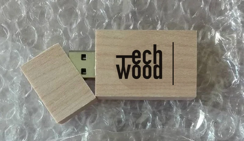 Obdélníkový dřevěný  reklamní flash disk - Obvykle skladem v ČR pro rychlé gravírování laserem. Kromě tohoto s kovovým USB ...