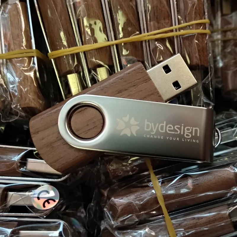 otočný dřevěný reklamní flash disk 