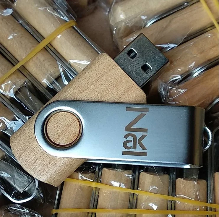 Otočný flash disk a logo laserem do kovové krytky