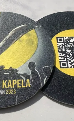 Pivní tácky se zakázkovým potiskem - Pivní tácky se zakázkovým potiskem můžeme dodat v různých tvarech. Přidaný QR kó...