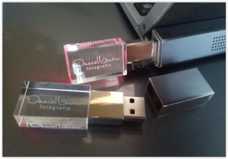 Reklamní flash disk se svítící LED, logo laserem - USB disky s potiskem nebo laserem. Barva LED je volitelná, logo může být přidáno...