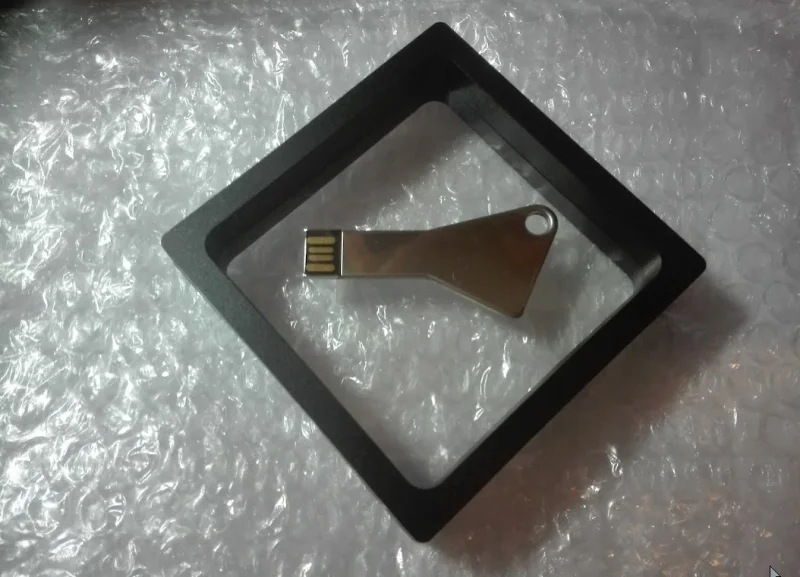 Reklamní USB klíč v černém rámečku s folií - USB disk ve tvaru klíče v plastovém rámečku s folií. Rámečky k dodání v různých ...
