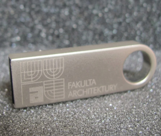 reklamní USB MK1 a ukázka světlého laseru loga - Ukázka světlého loga na kovovém flash disku. Decentní světlé gravírování loga la...