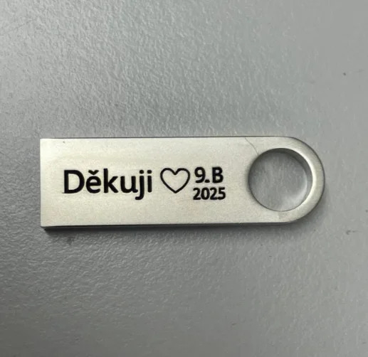 Ukázka tmavého laseru na USB disk MK1