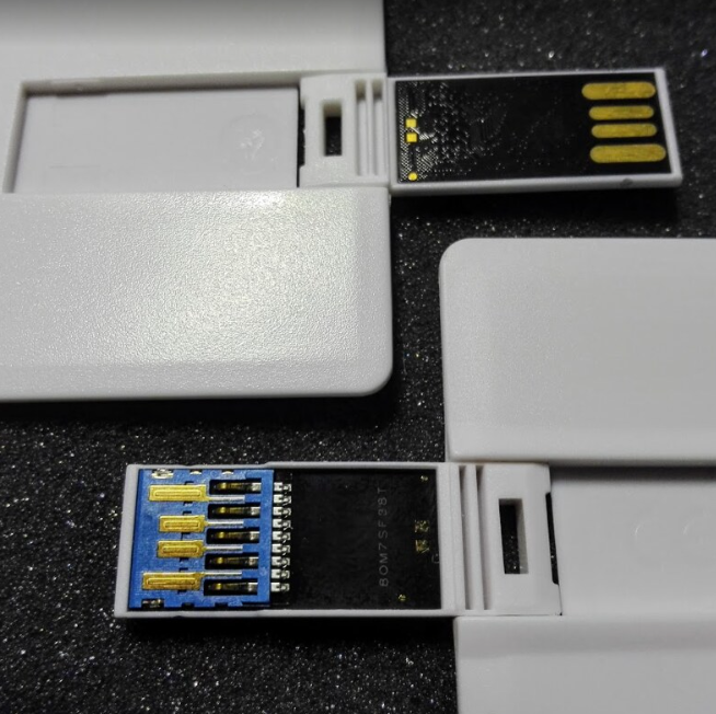 Karty USB3.0 ve tvaru vizitky