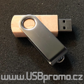 Dřevěný flash disk s otočnou kovovou krytkou